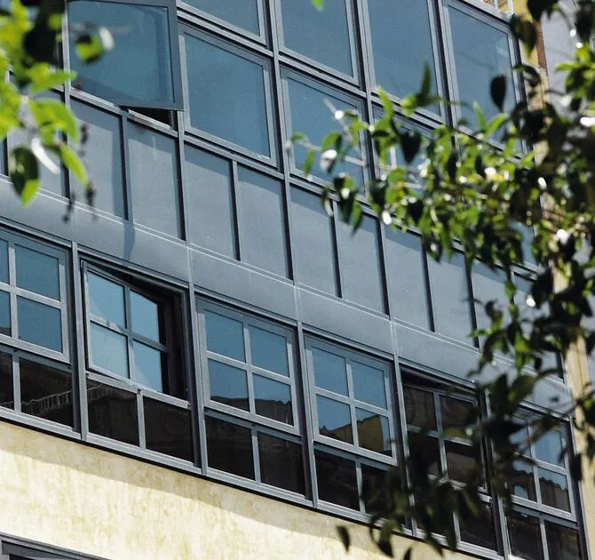 Pivot aluminium window